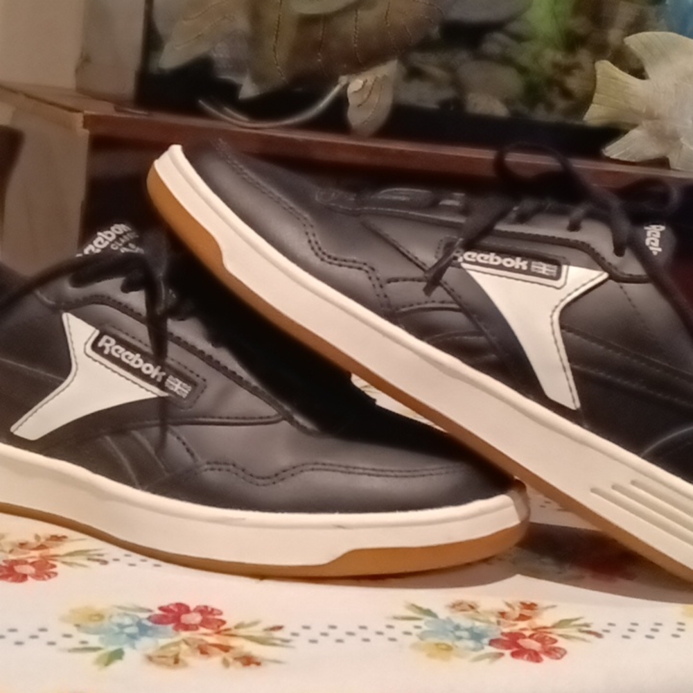 Reebok Classics black white and gold classics worn once, Size 6 1/2